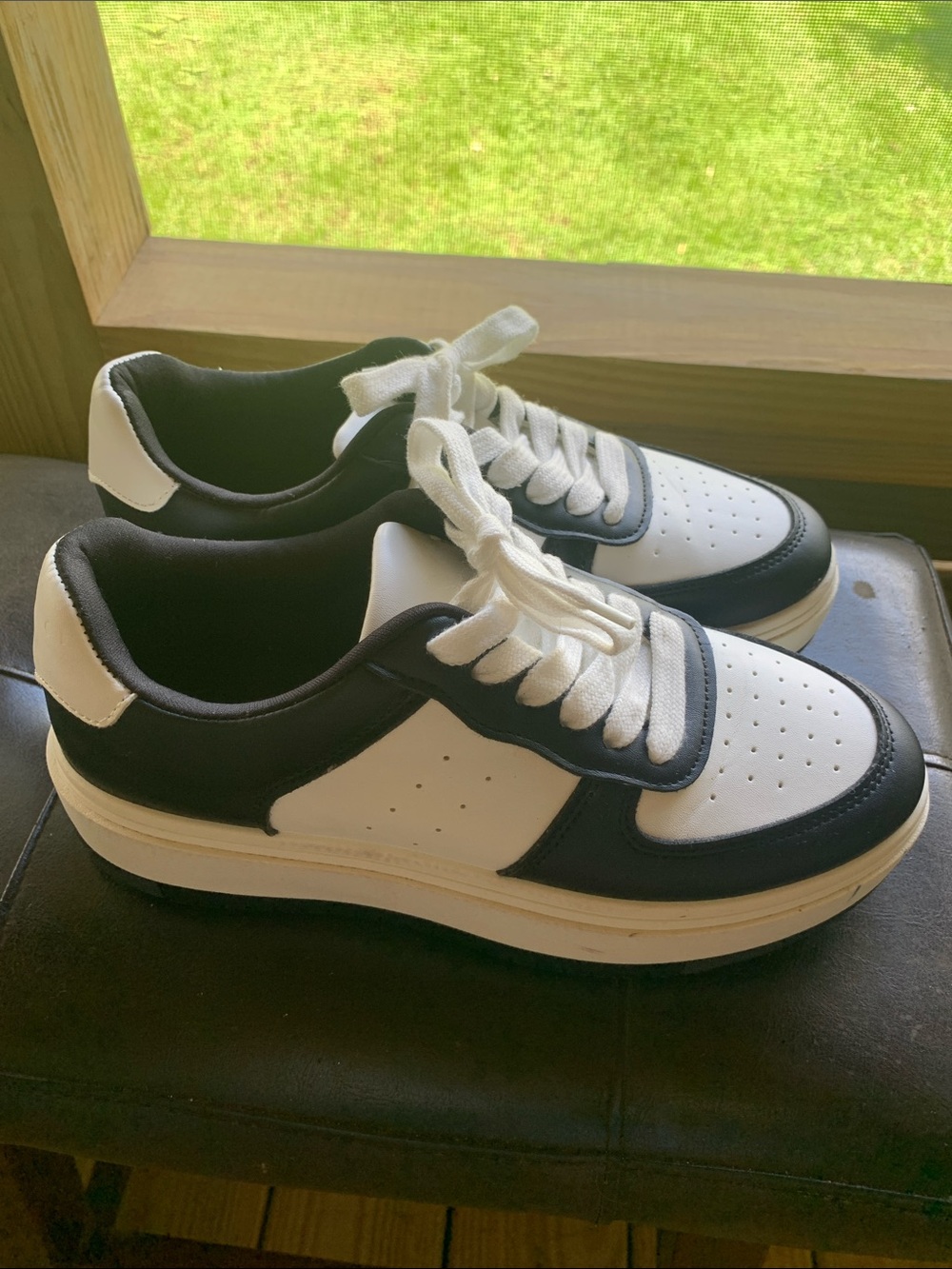 Madden Girl Black and White Natalie Women's Low-Top Sneakers Size 7.5